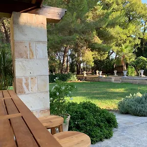 Palazzo De Carlo E Il Parco Dei 7 Pozzi Couette-café